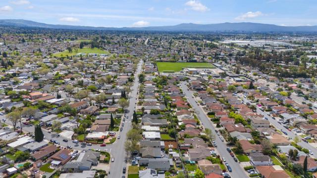209 Carnegie Drive, Milpitas CA: https://media.crmls.org/mediaz/fef3eb71-1ae9-428b-8e0c-d153eeb3bdb2.jpg