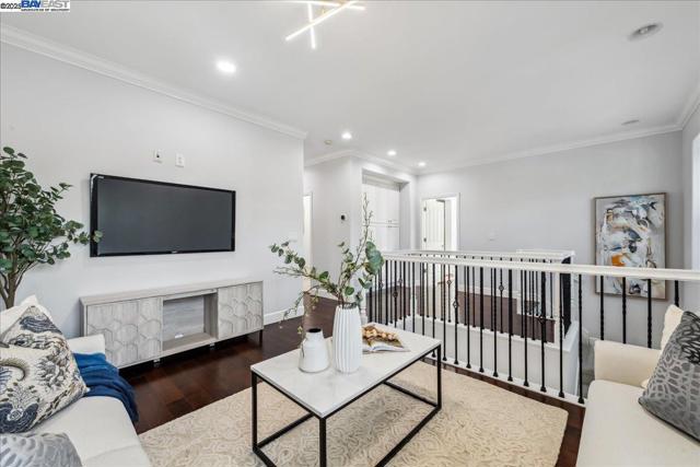 4875 Thorndike Ln, Dublin CA: https://media.crmls.org/mediaz/fef4584f-5c16-486d-b171-fb616a2ab834.jpg