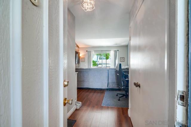 1721 Maxwell Ln, Corona CA: https://media.crmls.org/mediaz/fef4901a-ca9e-41b4-a80c-00d4bf260ce3.jpg