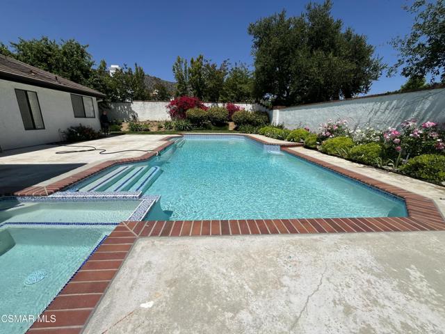 1142 Earlham Court, Oak Park CA: https://media.crmls.org/mediaz/fef4e24f-f5c9-4b66-9b35-07710004fc2a.jpg