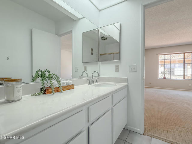 5404 Quakertown Avenue, Woodland Hills CA: https://media.crmls.org/mediaz/fef59180-3f01-40f8-be4d-347477665914.jpg