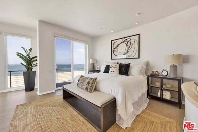 7019 E Seaside Walk, Long Beach CA: https://media.crmls.org/mediaz/fef68da4-a07f-4bce-9d66-4d45dcdf1901.jpg