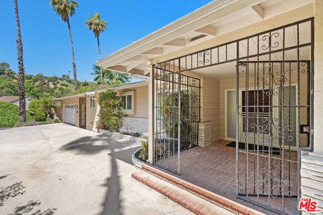 4450 Coronet Drive, Encino CA: https://media.crmls.org/mediaz/fef6b452-4010-4aa1-95a9-8846aab9ec35.jpg