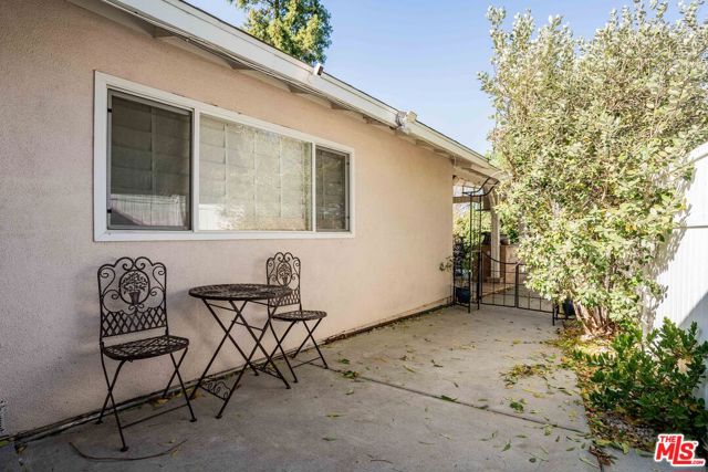 19753 Jeffrey Place, Woodland Hills CA: https://media.crmls.org/mediaz/fef70325-19ec-4b6a-a1bd-2599dbe61151.jpg