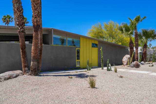 2839 N Davis Way, Palm Springs CA: https://media.crmls.org/mediaz/fef7e949-edb7-49c0-a3e5-086587f45a3e.jpg
