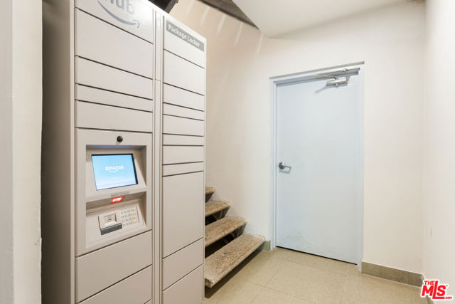 1818 Thayer Avenue, Los Angeles CA: https://media.crmls.org/mediaz/fef82d96-db40-4392-8a22-0f5dd7bad02e.jpg