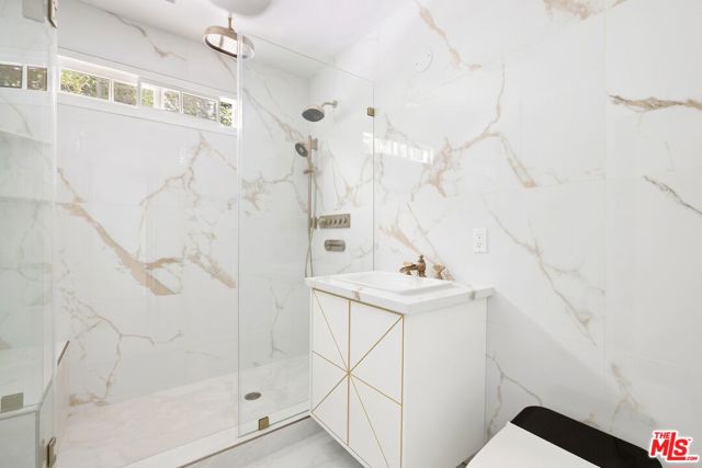 1727 Stone Canyon Road, Los Angeles CA: https://media.crmls.org/mediaz/fef83501-7ac0-4167-9461-719769a38674.jpg