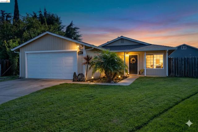 4855 Edgewood Ct, Oakley CA: https://media.crmls.org/mediaz/fef8a713-5bb7-4a74-a996-ac675f663a59.jpg