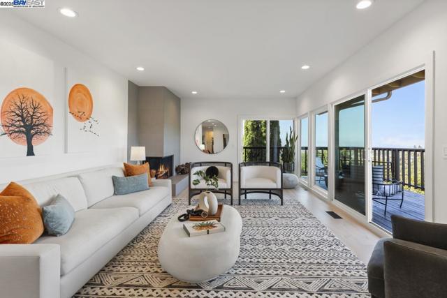 10336 Greenview Dr, Oakland CA: https://media.crmls.org/mediaz/fef8cc73-a58a-4a98-948f-e8eff20e67e5.jpg