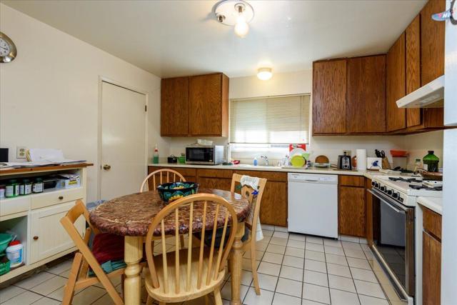 1931 Palm Avenue, San Mateo CA: https://media.crmls.org/mediaz/fef8d0da-167a-47e7-9d27-00fb5da8b32b.jpg