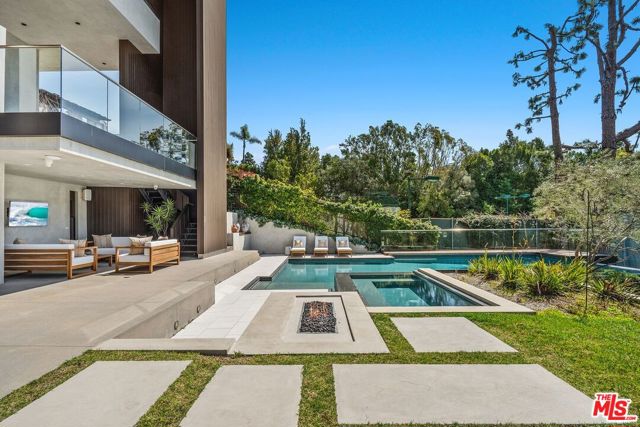 1005 Elden Way, Beverly Hills CA: https://media.crmls.org/mediaz/fefa0d77-8495-481c-9e75-1c655c75e218.jpg