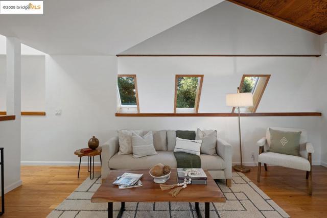 2112 Manzanita Dr, Oakland CA: https://media.crmls.org/mediaz/fefa25cb-ac02-4c2e-95cb-1b4a16fd8bce.jpg