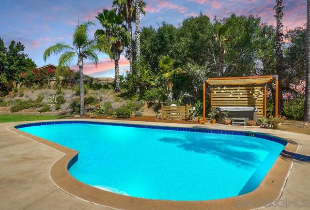 2336 Rancho Diego Ct, Escondido CA: https://media.crmls.org/mediaz/fefb61f8-b25f-48e0-b07e-6c70acd2fc94.jpg