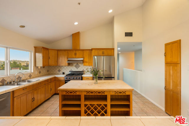 2447 Norwalk Avenue, Los Angeles CA: https://media.crmls.org/mediaz/fefb976a-bc84-4c35-9052-8baa39529ce4.jpg