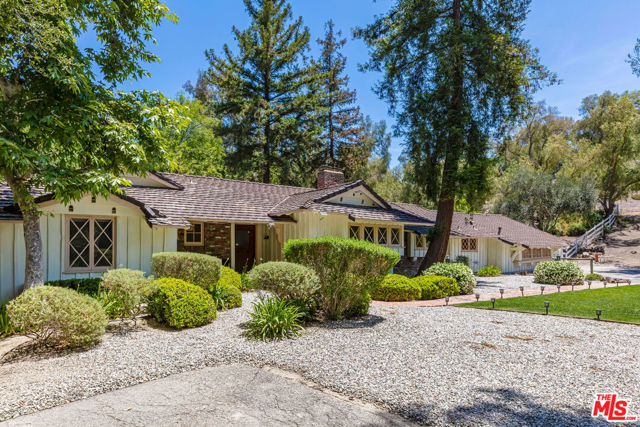 5854 Round Meadow Road, Hidden Hills CA: https://media.crmls.org/mediaz/fefba775-9b81-43d0-8168-04429eb05b65.jpg