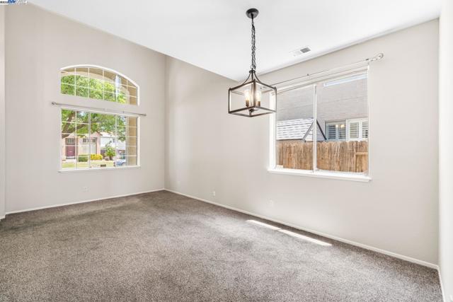 1970 Knollcrest Ln, Tracy CA: https://media.crmls.org/mediaz/fefbc632-e131-4ea0-8171-9f29a834339a.jpg