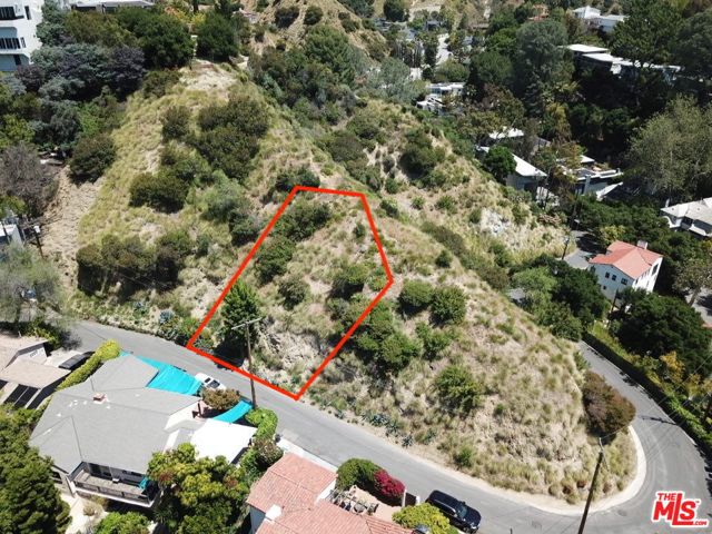 6053 Rodgerton Drive, Los Angeles CA: https://media.crmls.org/mediaz/fefc4791-8ac7-4236-9690-ad08ef89c519.jpg