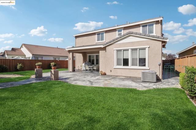 124 Clear Lake Ct, Oakley CA: https://media.crmls.org/mediaz/fefc5679-bdc7-4f5d-aa89-eb66e80ee875.jpg