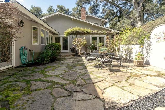 10 Easton Ct, Orinda CA: https://media.crmls.org/mediaz/fefcdf6e-68eb-4635-b643-4c2c7faaccfd.jpg