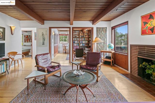 199 Fairlawn Dr, Berkeley CA: https://media.crmls.org/mediaz/fefdb3f3-2bb8-4923-9628-9031df9db2b4.jpg