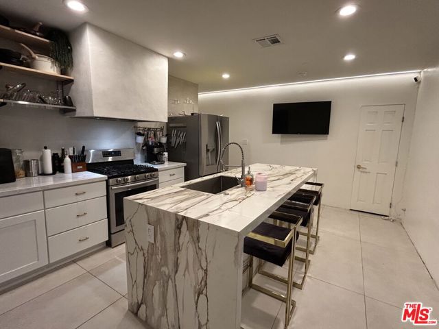 641 N Vista Street, Los Angeles CA: https://media.crmls.org/mediaz/fefdeff9-49aa-4169-bb49-7dcc8714dc90.jpg