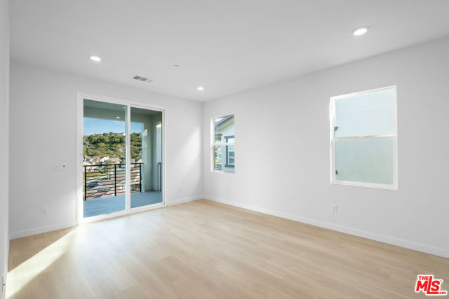 23725 Orange Blossom Dr, Newhall CA: https://media.crmls.org/mediaz/feff0bf2-b6eb-457a-82f9-e22215a5e034.jpg