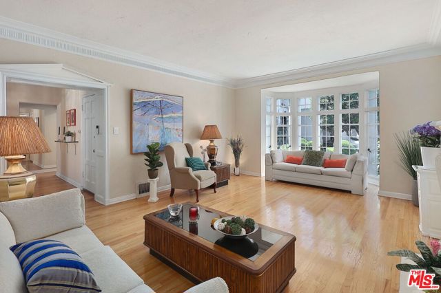920 S Serrano Avenue, Los Angeles CA: https://media.crmls.org/mediaz/feff6bdf-f27b-4f94-9fd7-b46dfe771e3b.jpg