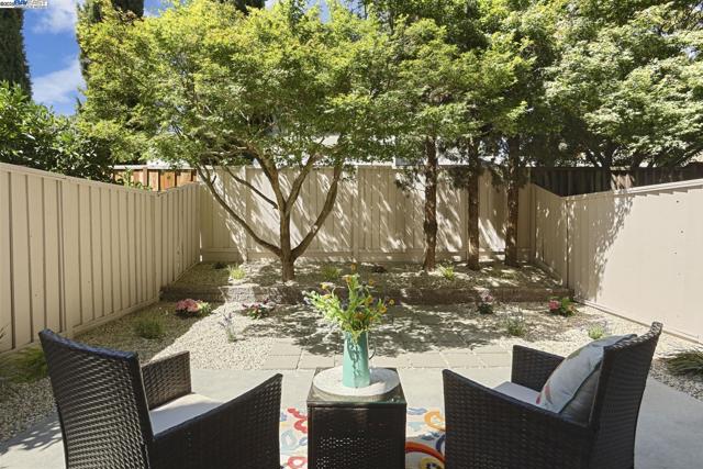 7650 Arbor Creek Cir, Dublin CA: https://media.crmls.org/mediaz/feff73d8-f3e6-410f-8f0c-1f632fa316c8.jpg