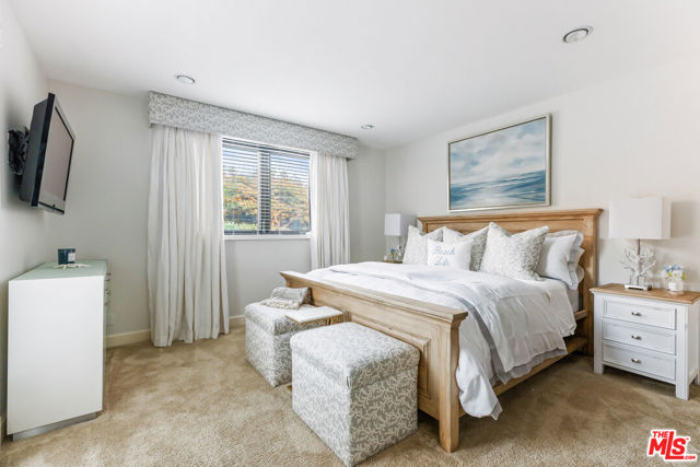 30532 MORNING VIEW Drive, Malibu CA: https://media.crmls.org/mediaz/feffe1ed-c734-410f-9cba-ba8b1bd3ef68.jpg