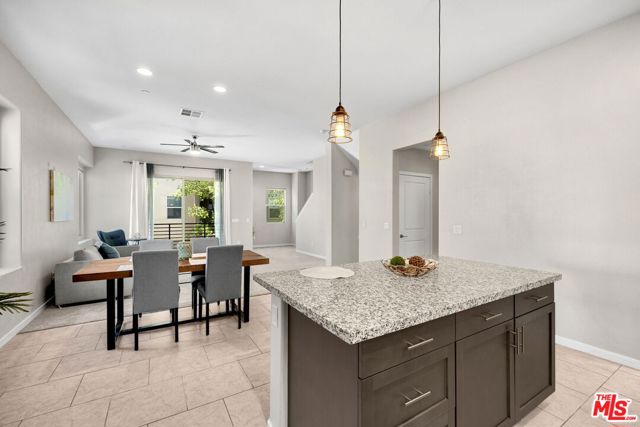 746 Farrier Way, Upland CA: https://media.crmls.org/mediaz/feffe72b-2d48-4b15-b890-e73905399f22.jpg