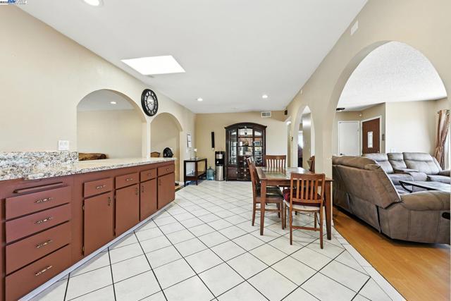 10293 Covina Pl, San Diego CA: https://media.crmls.org/mediaz/fefff471-bbd6-421a-8356-d31c5264bfc4.jpg