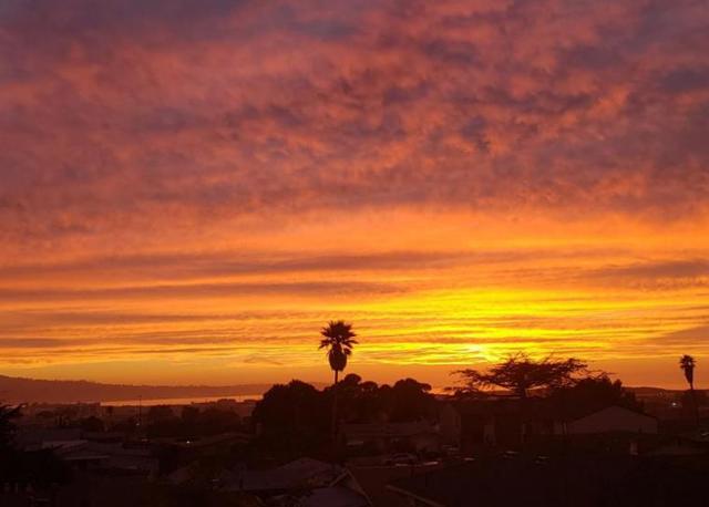 1714 Luxton Street, Seaside CA: https://media.crmls.org/mediaz/ff002884-0051-46aa-8d22-7f27d6c9ea80.jpg