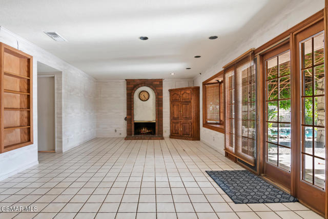 379 Greenway Avenue, Newbury Park CA: https://media.crmls.org/mediaz/ff032d6f-834b-4cec-a9d6-f09a5d519dc0.jpg