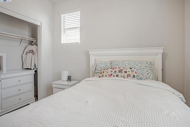 859 Helmsley Dr, Vacaville CA: https://media.crmls.org/mediaz/ff0374cb-572e-4a3d-836f-5d660c7cec3d.jpg