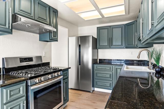 446 Bayview Cir, San Francisco CA: https://media.crmls.org/mediaz/ff03da78-15ba-4b28-8a9b-20e844fb9d87.jpg