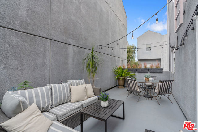 2131 Griffith Park Boulevard, Los Angeles CA: https://media.crmls.org/mediaz/ff04a1a6-ded9-4a6b-b0b4-69f4ec4cd1d7.jpg