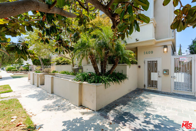 1409 Armacost Avenue, Los Angeles CA: https://media.crmls.org/mediaz/ff04dc99-80e0-4a1c-bf93-7cb82a3aa62b.jpg