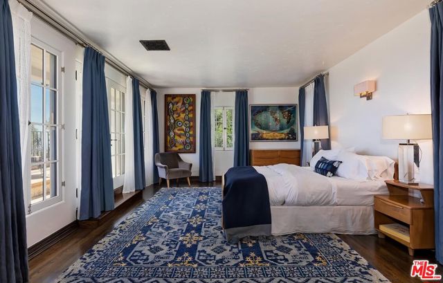 2420 Chislehurst Drive, Los Angeles CA: https://media.crmls.org/mediaz/ff052ec0-fda6-45d4-849d-648bed59542c.jpg