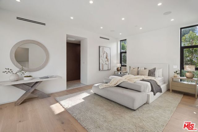 3670 Buena Park Drive, Studio City CA: https://media.crmls.org/mediaz/ff05f0ae-5997-4ee4-ba99-782378484347.jpg