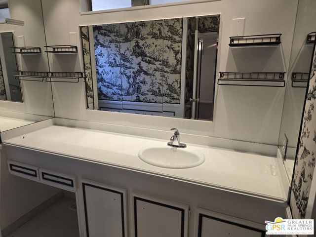 198 Juniper Drive, Palm Springs CA: https://media.crmls.org/mediaz/ff063402-6eb3-4b72-b4df-53a2d692683b.jpg