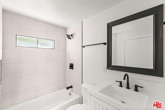 1434 24th Street, Santa Monica CA: https://media.crmls.org/mediaz/ff0822fc-4091-462e-b38c-3be37e57177a.jpg