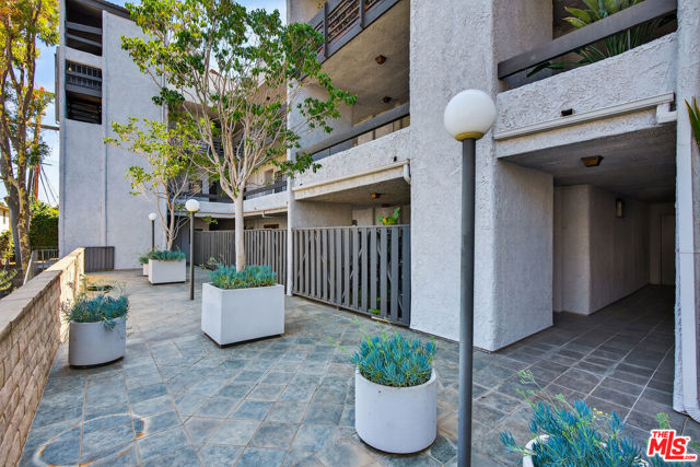 1920 Pandora Avenue, Los Angeles CA: https://media.crmls.org/mediaz/ff0898f1-b209-4f4d-9d45-33dad0c19af1.jpg