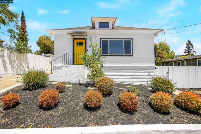 2718 Carmel St, Oakland CA: https://media.crmls.org/mediaz/ff090b47-4ecb-4212-be67-9e007290ebe3.jpg