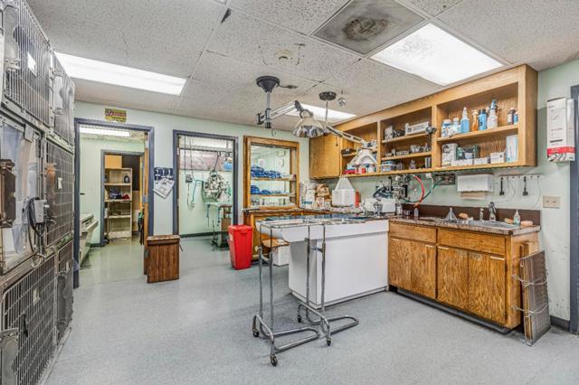10012 N Foothill Boulevard, Cupertino CA: https://media.crmls.org/mediaz/ff0a3e6e-1f7f-4b64-b4d9-8abcfe3170d9.jpg