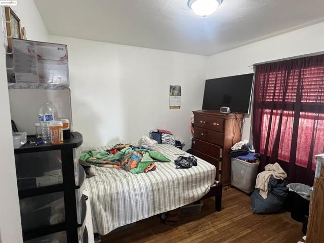 1993 38Th Ave, Oakland CA: https://media.crmls.org/mediaz/ff0a4d6f-c4e0-4419-a94d-3c221472b16c.jpg
