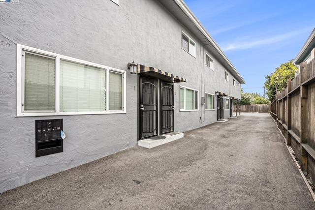 341 Castro St, San Leandro CA: https://media.crmls.org/mediaz/ff0b09a1-7570-484d-ac4d-54542bfba7d3.jpg