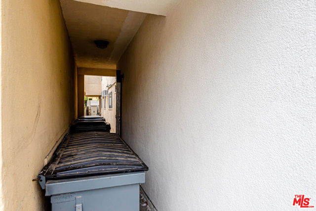 553 N Flores Street, West Hollywood CA: https://media.crmls.org/mediaz/ff0b41c9-cebe-48a0-be52-c9fad4f304f1.jpg