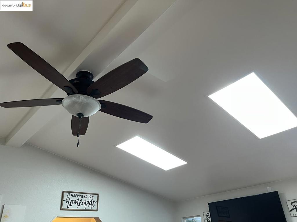 https://media.crmls.org/mediaz/ff0d87af-d022-4621-a61f-0110662b5407.jpg?preset=X-Large