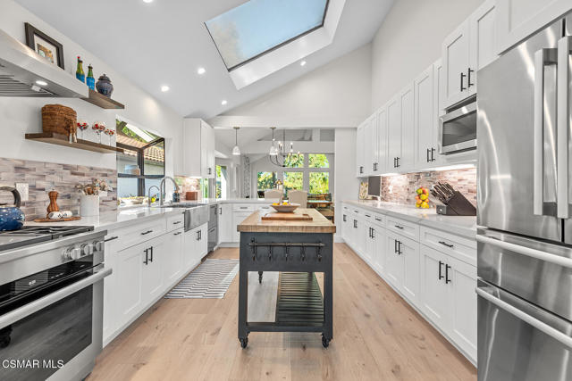 362 Cherry Hills Court, Thousand Oaks CA: https://media.crmls.org/mediaz/ff0e4c50-b984-45af-924a-1ee05dcb9fb4.jpg