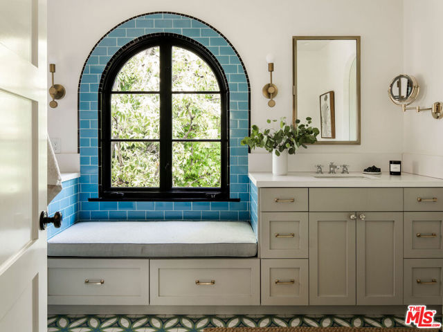 2248 Kenilworth Avenue, Los Angeles CA: https://media.crmls.org/mediaz/ff0eadae-6cc2-4d31-a301-06014c14f345.jpg